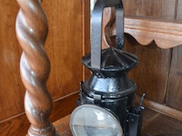 Houten tafellamp stoffen kap, marmeren schouwklok, gietijzeren ketel en kom, olielamp zwart - afbeelding 6 van  6