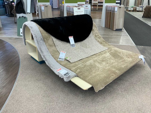 Houten tapijtdisplay (2x) - afbeelding 1 van  6