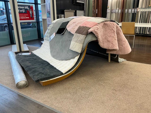 Houten tapijtdisplay (2x) - afbeelding 2 van  6