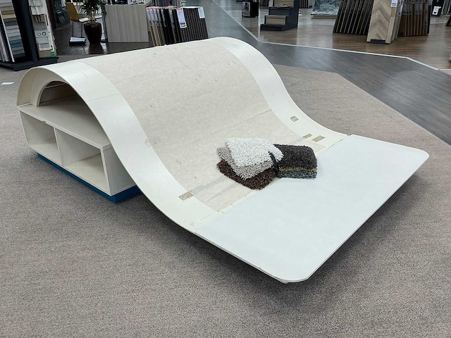 Houten tapijtdisplay (2x) - afbeelding 1 van  3