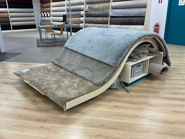 Houten tapijtdisplay (2x) - afbeelding 1 van  6