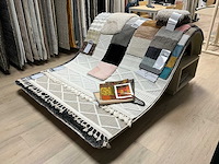 Houten tapijtdisplay