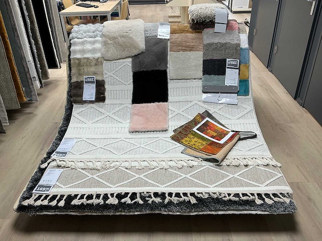 Houten tapijtdisplay - afbeelding 2 van  4