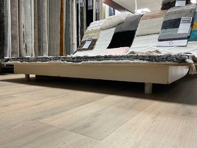 Houten tapijtdisplay - afbeelding 3 van  4