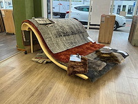 Houten tapijtdisplay