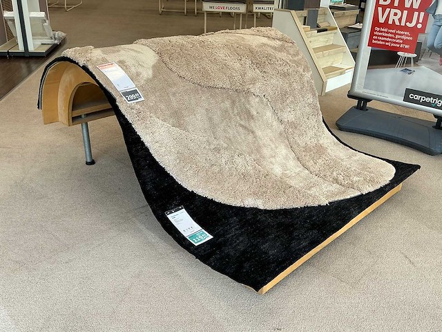 Houten tapijtdisplay - afbeelding 1 van  3