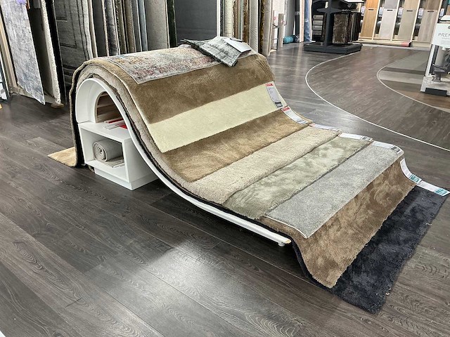 Houten tapijtdisplay - afbeelding 1 van  3