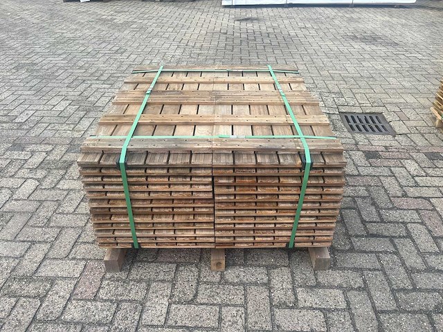 Houten tegels 500x500mm 104 stuks 26m2 - afbeelding 1 van  3