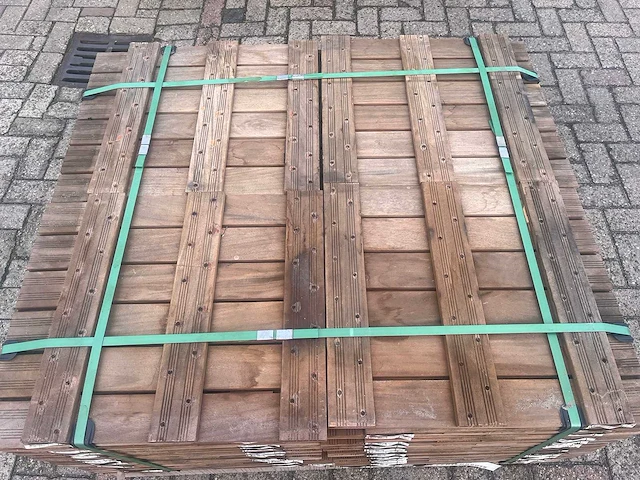 Houten tegels 500x500mm 104 stuks 26m2 - afbeelding 2 van  3