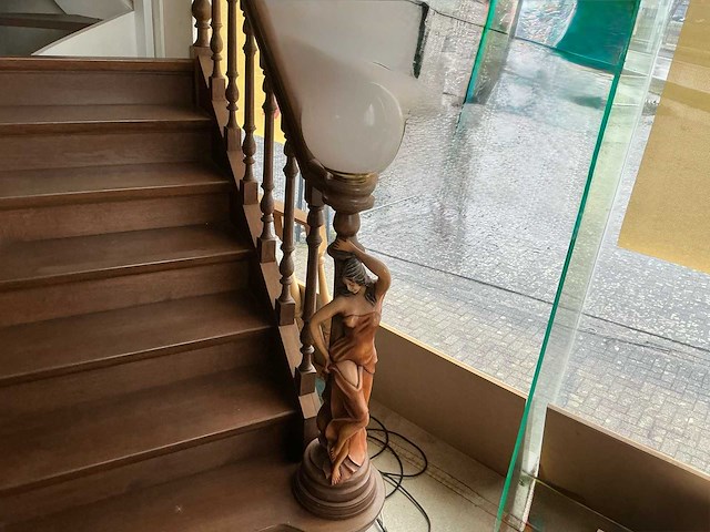 Houten trap eigen handwerk eik europees - afbeelding 1 van  3