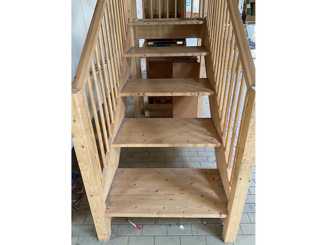 Houten trap - afbeelding 4 van  9