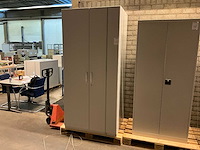 Houten tweedeurskast (2x) - afbeelding 1 van  2