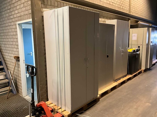 Houten tweedeurskast (2x) - afbeelding 2 van  2