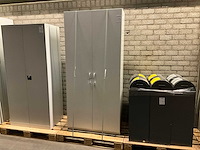 Houten tweedeurskast - afbeelding 1 van  3