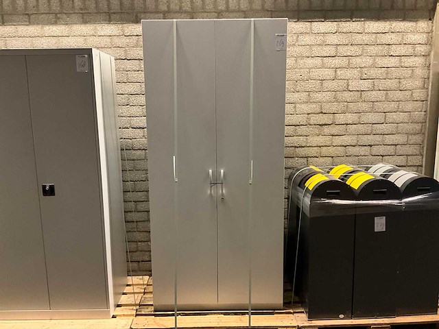 Houten tweedeurskast - afbeelding 2 van  3