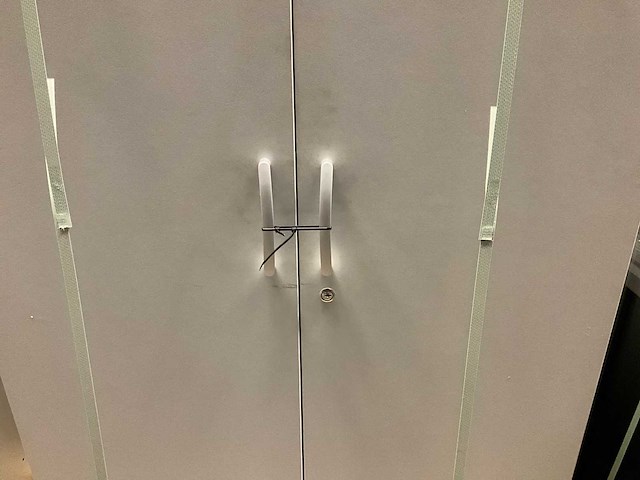 Houten tweedeurskast - afbeelding 3 van  3