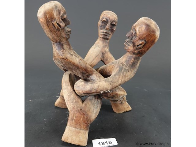 Houten "unity sculpture" met drie figuren die in elkaar verstrengeld zijn, vaak geassocieerd met ghanese houtsnijk - afbeelding 1 van  5