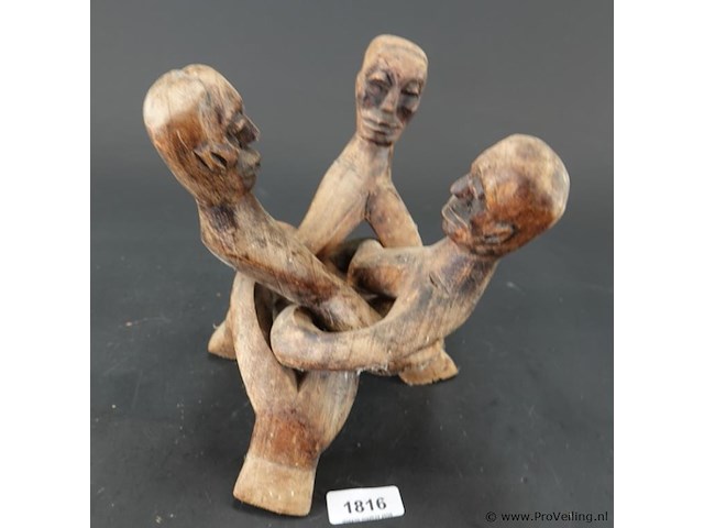 Houten "unity sculpture" met drie figuren die in elkaar verstrengeld zijn, vaak geassocieerd met ghanese houtsnijk - afbeelding 2 van  5