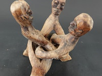 Houten "unity sculpture" met drie figuren die in elkaar verstrengeld zijn, vaak geassocieerd met ghanese houtsnijk - afbeelding 2 van  5