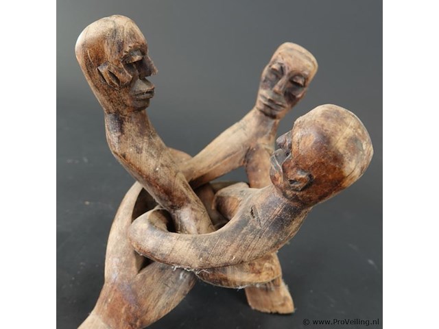 Houten "unity sculpture" met drie figuren die in elkaar verstrengeld zijn, vaak geassocieerd met ghanese houtsnijk - afbeelding 3 van  5