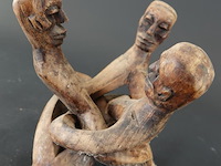 Houten "unity sculpture" met drie figuren die in elkaar verstrengeld zijn, vaak geassocieerd met ghanese houtsnijk - afbeelding 3 van  5