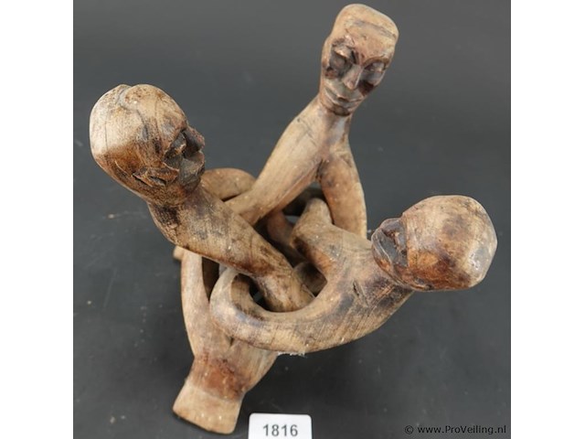 Houten "unity sculpture" met drie figuren die in elkaar verstrengeld zijn, vaak geassocieerd met ghanese houtsnijk - afbeelding 4 van  5