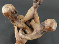 Houten "unity sculpture" met drie figuren die in elkaar verstrengeld zijn, vaak geassocieerd met ghanese houtsnijk - afbeelding 4 van  5