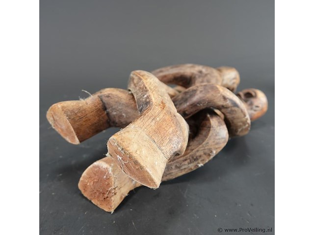 Houten "unity sculpture" met drie figuren die in elkaar verstrengeld zijn, vaak geassocieerd met ghanese houtsnijk - afbeelding 5 van  5
