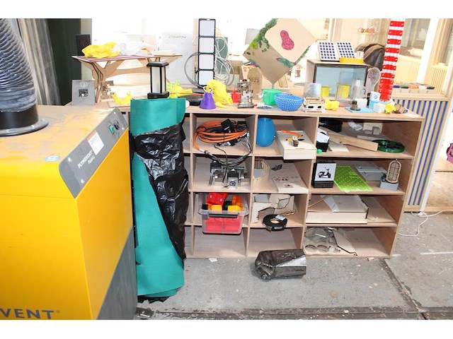 Houten vakkenkast met grote hoeveel projectstukken. afmeting 200 x 60 x 95 cm. - afbeelding 1 van  5