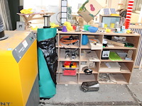 Houten vakkenkast met grote hoeveel projectstukken. afmeting 200 x 60 x 95 cm. - afbeelding 1 van  5