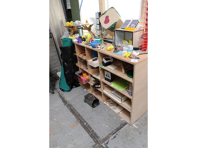 Houten vakkenkast met grote hoeveel projectstukken. afmeting 200 x 60 x 95 cm. - afbeelding 2 van  5