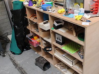 Houten vakkenkast met grote hoeveel projectstukken. afmeting 200 x 60 x 95 cm. - afbeelding 2 van  5