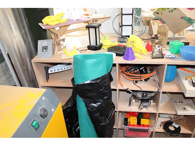 Houten vakkenkast met grote hoeveel projectstukken. afmeting 200 x 60 x 95 cm. - afbeelding 3 van  5