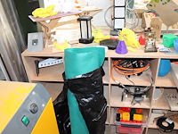 Houten vakkenkast met grote hoeveel projectstukken. afmeting 200 x 60 x 95 cm. - afbeelding 3 van  5