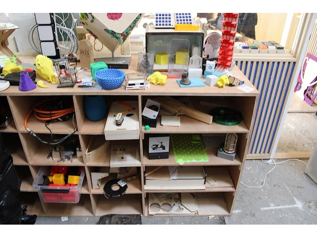 Houten vakkenkast met grote hoeveel projectstukken. afmeting 200 x 60 x 95 cm. - afbeelding 4 van  5