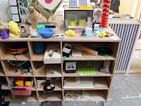 Houten vakkenkast met grote hoeveel projectstukken. afmeting 200 x 60 x 95 cm. - afbeelding 4 van  5