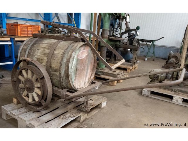 Houten vat op wielen met handpomp - afbeelding 1 van  3