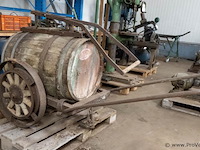Houten vat op wielen met handpomp - afbeelding 1 van  3