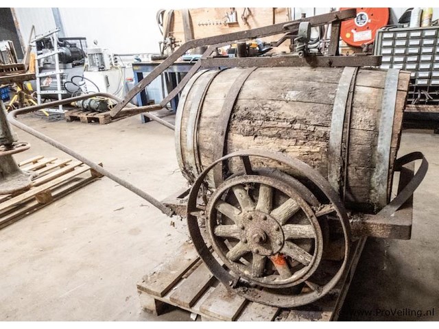 Houten vat op wielen met handpomp - afbeelding 2 van  3