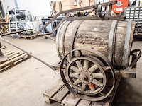Houten vat op wielen met handpomp - afbeelding 2 van  3