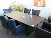 Houten vergadertafel. afmeting 220 x 100 cm. hoogte 75 cm