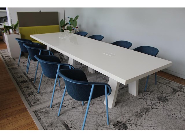 Houten vergadertafel. afmeting 360 x 120 cm. in twee delen demonteerbaar. met stroomtoevoer. - afbeelding 1 van  8