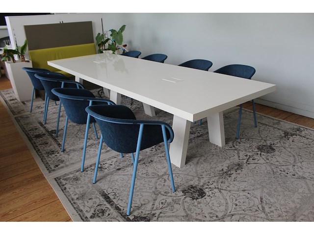 Houten vergadertafel. afmeting 360 x 120 cm. in twee delen demonteerbaar. met stroomtoevoer. - afbeelding 2 van  8