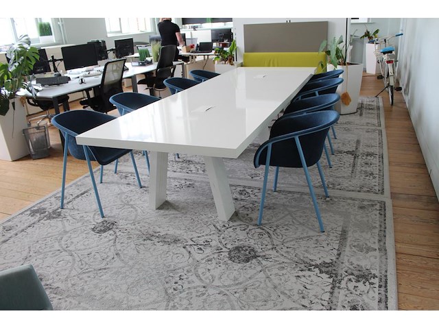 Houten vergadertafel. afmeting 360 x 120 cm. in twee delen demonteerbaar. met stroomtoevoer. - afbeelding 3 van  8