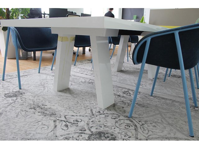 Houten vergadertafel. afmeting 360 x 120 cm. in twee delen demonteerbaar. met stroomtoevoer. - afbeelding 4 van  8