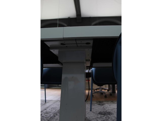 Houten vergadertafel. afmeting 360 x 120 cm. in twee delen demonteerbaar. met stroomtoevoer. - afbeelding 5 van  8