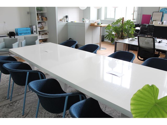 Houten vergadertafel. afmeting 360 x 120 cm. in twee delen demonteerbaar. met stroomtoevoer. - afbeelding 6 van  8