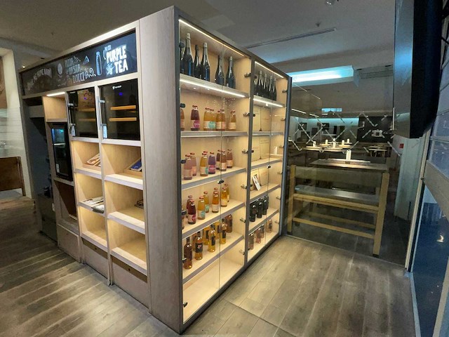 Houten vitrinekast met verlichting - afbeelding 1 van  5