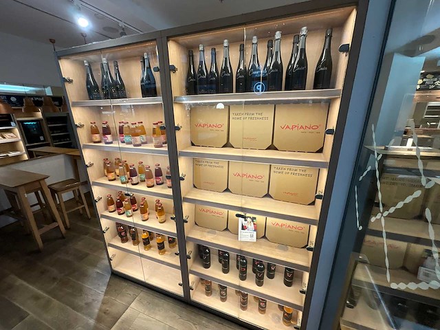 Houten vitrinekast met verlichting - afbeelding 2 van  5