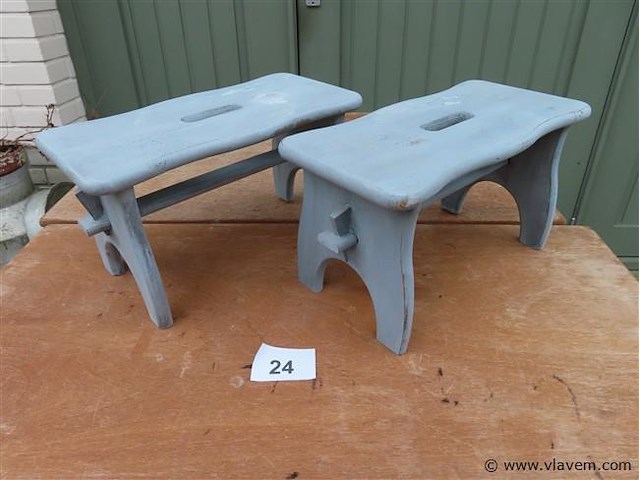 Houten voetbankjes 2 stuks - afbeelding 1 van  3